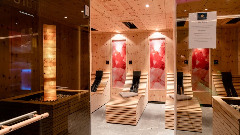 Saunieren für den Kreislauf Moderner Ruheraum mit Holzmöbeln und Salzsteinwänden