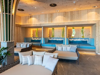 Day Spa in Söll: Kurzurlaub in Tirol Moderne Lounge mit gepolsterten Sitzen und holzverkleideten Wänden
