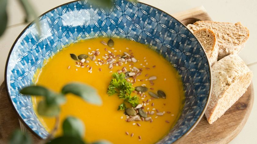 Kürbisfeste in der Region rund um Söll Orangefarbene Suppe mit grüner Garnitur und Saaten, dazu Scheiben Brot