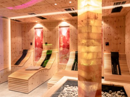 Ruhebereich im Spa mit Holzausstattung Modern relaxation room with loungers and illuminated salt stone in spa area